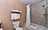 Toilet Kamar 4 Clarion Inn & Suites Medford