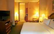 Bedroom 3 Hol. Inn Exp. Hotel and Suites Drums-Hazelton