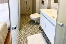 Phòng tắm bên trong Qonaq Hotel & Suites