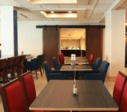 Restaurant 4 Holiday Inn Express and Suites Columbia I 26 at Ha