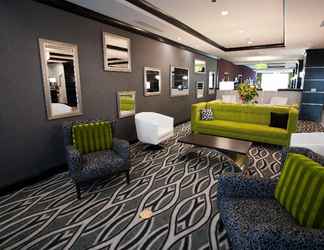 Lobi 2 Holiday Inn Express and Suites Charleston Arpt Con