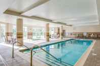 Swimming Pool Holiday Inn Express and Suites Charleston Arpt Con