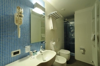 In-room Bathroom Le Roi