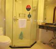 In-room Bathroom 2 GreenTree Inn Shandong Heze Railway Station Busine