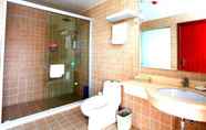 In-room Bathroom 4 GreenTree Inn Zhejiang Jiaxing Zhongan Business Ho