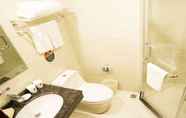 In-room Bathroom 3 GreenTree Inn ShanDong ZiBo Flyover Business Hotel