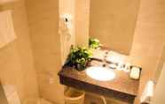 Toilet Kamar 3 GreenTree Inn Yantai University Business Hotel