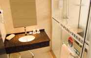 Toilet Kamar 4 GreenTree Inn Yantai University Business Hotel