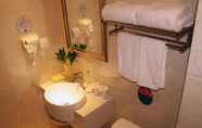 In-room Bathroom 7 Greentree Sunshine 100 Express Hotel