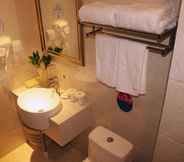 In-room Bathroom 7 Greentree Sunshine 100 Express Hotel