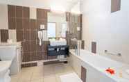 In-room Bathroom 4 Adonis Arles Les Hameaux de Camargue