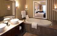 In-room Bathroom 5 Oak Bay Beach Hotel