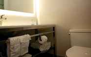 Toilet Kamar 7 Coast Nisku Inn & Conference Centre