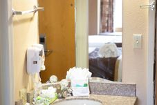 In-room Bathroom Guesthouse International Inn