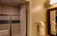 Phòng tắm bên trong 4 Staybridge Suites Ann Arbor- Research Pkwy