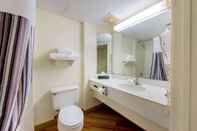 Toilet Kamar La Quinta by Wyndham Ft Lauderdale Cypress Creek