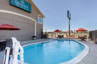 Swimming Pool Quality Inn & Suites Port Arthur - Nederland