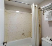 In-room Bathroom 7 Quality Inn & Suites Port Arthur - Nederland