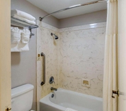 In-room Bathroom 6 Quality Inn & Suites Port Arthur - Nederland
