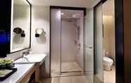 In-room Bathroom 7 Hampton by Hilton Guangzhou Zhujiang New Town