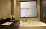 Bilik Mandi dalam Bilik 2 Swiss Spirit Suites Metropolitan Riyadh