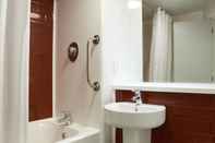 Toilet Kamar Travelodge London Wembley High Road