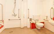 Toilet Kamar 3 Travelodge Ashbourne
