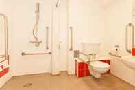 Toilet Kamar Travelodge Ashbourne