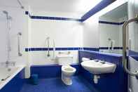 In-room Bathroom Travelodge Ayr