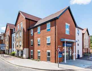 Bên ngoài 2 Travelodge Chertsey