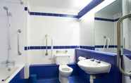 In-room Bathroom 3 Travelodge Chertsey