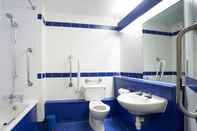 In-room Bathroom Travelodge Chertsey