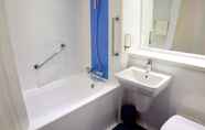 In-room Bathroom 4 Travelodge Chertsey