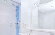 In-room Bathroom 5 Travelodge Clacton-on-Sea Central