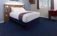 Bedroom 5 Travelodge Dunfermline