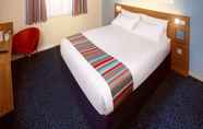 Bedroom 6 Travelodge Dunfermline