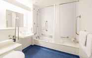 In-room Bathroom 3 Travelodge Dunfermline
