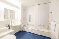 In-room Bathroom Travelodge Dunfermline