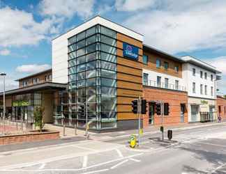 Exterior 2 Travelodge Egham