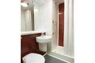 Phòng tắm bên trong Travelodge Haverhill