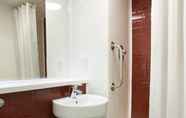 Toilet Kamar 6 Travelodge London Balham