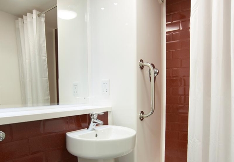 In-room Bathroom Travelodge London Crystal Palace