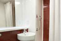 In-room Bathroom Travelodge London Crystal Palace