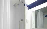 Toilet Kamar 3 Travelodge London Raynes Park