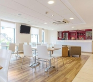Bar, Cafe and Lounge 2 Travelodge Newquay Seafront