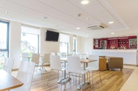 Bar, Cafe and Lounge Travelodge Newquay Seafront