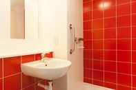 In-room Bathroom Travelodge Newquay Seafront