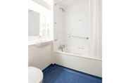 In-room Bathroom 7 Travelodge Nottingham Trowell M1