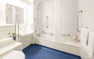 In-room Bathroom 2 Travelodge Nottingham Trowell M1