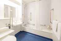 In-room Bathroom Travelodge Nottingham Trowell M1